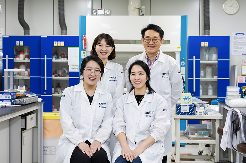 Next-Generation Nanoparticle–Stem Cell Hybrids Open a New Horizon in Bone Regeneration 이미지 2 - 본문에 자세한설명을 제공합니다.